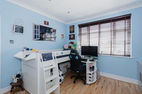 217 Stoneleigh Avenue, Worcester Park, KT4 8YB