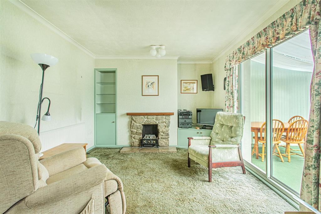 Wharf Road, Wroughton, Swindon 3 bed semidetached house £150,000