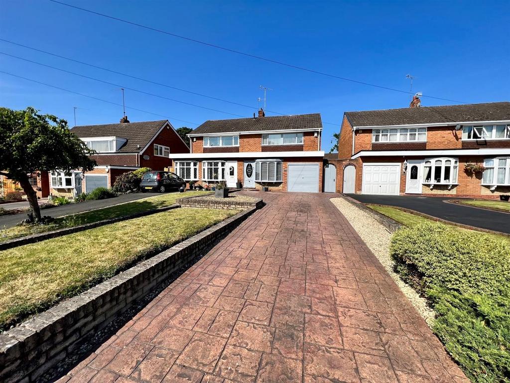 Meadowfields Close, Wordsley, DY8 5AE 3 bed semidetached house for