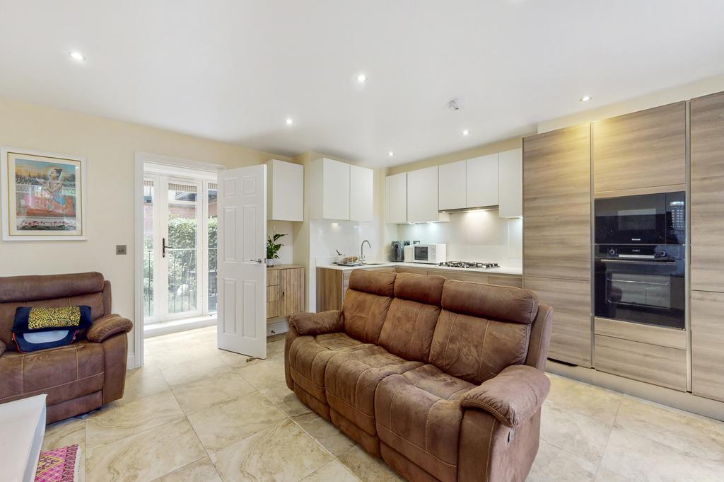 King Edward Place, Bushey, WD23 3 bed apartment to rent £2,850 pcm (£658 pw)