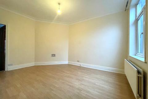 3 bedroom terraced house to rent, Low Lane, Horsforth, Leeds, West Yorkshire, LS18