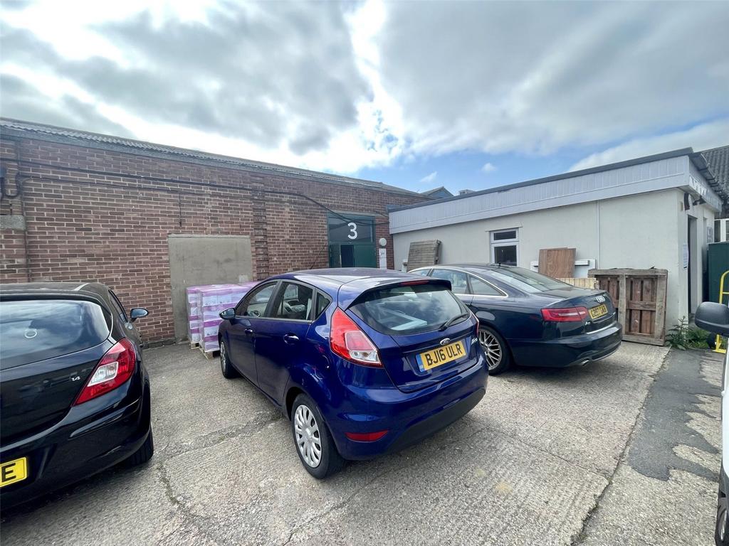 Russell Gardens, Wickford, Essex, SS11 Industrial unit to rent £650