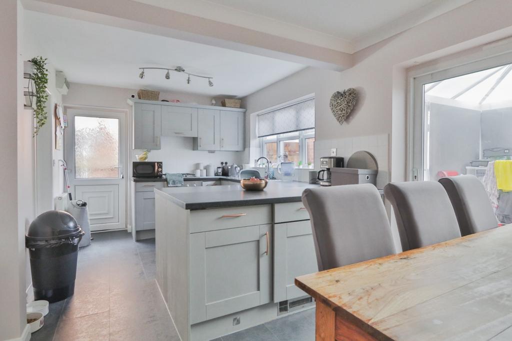 Ferry View, Thorngumbald, Hull, HU12 9GB 3 bed semidetached house £