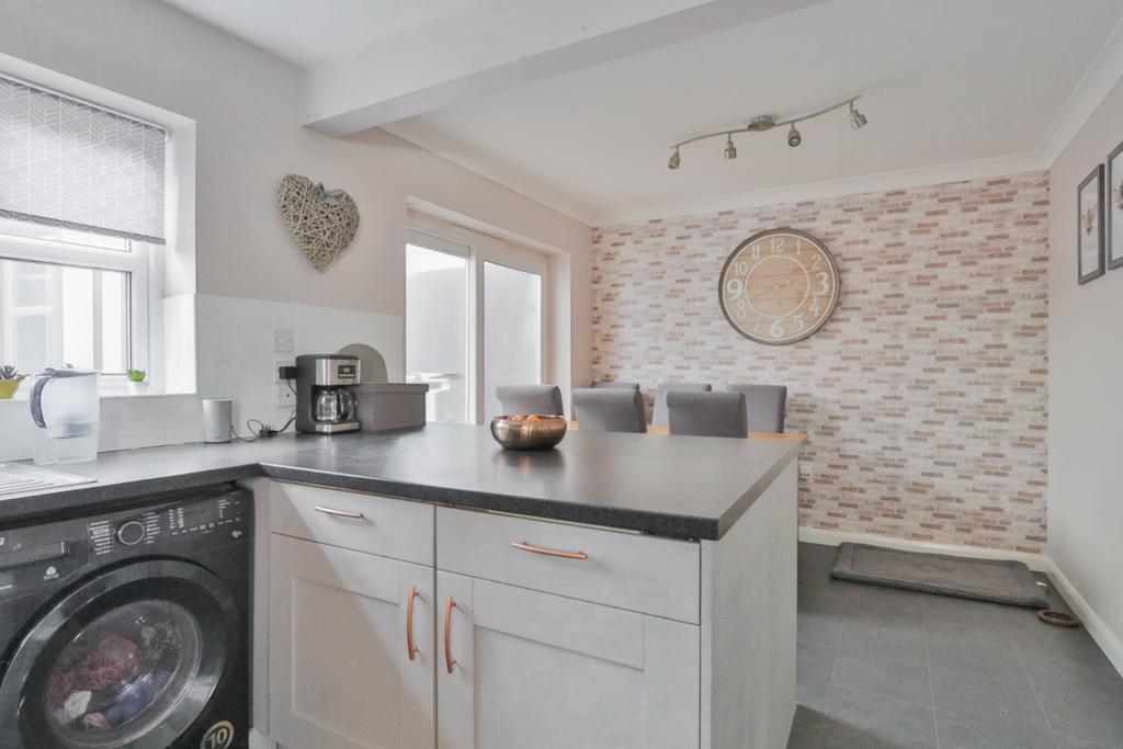 Ferry View, Thorngumbald, Hull, HU12 9GB 3 bed semidetached house £