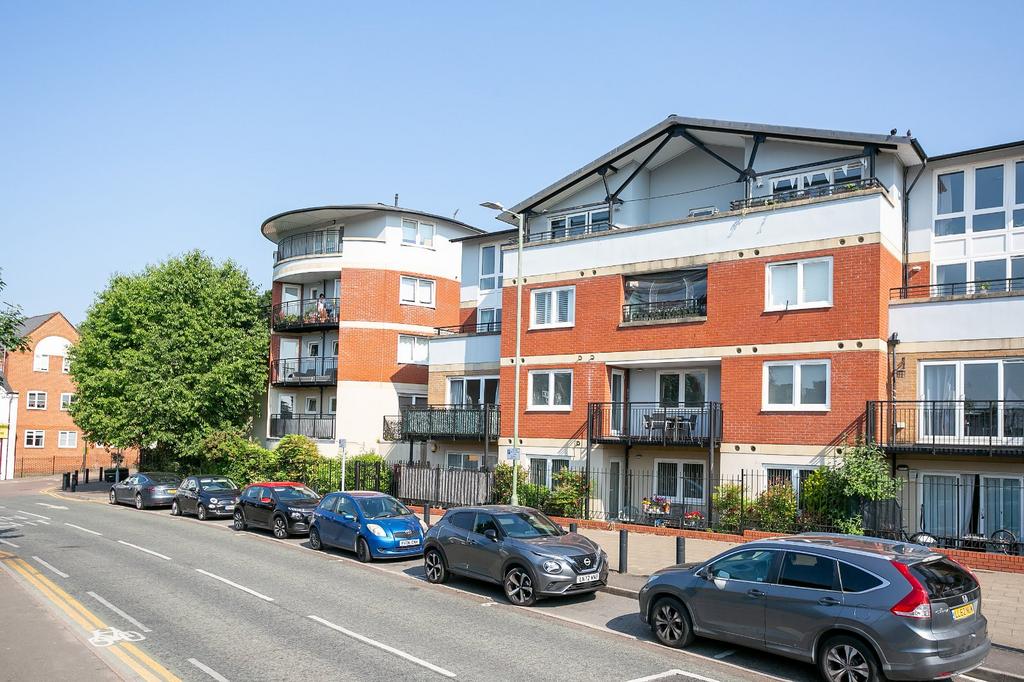 Penn Place, Northway, Rickmansworth, Hertfordshire, WD3 3 bed apartment to rent £2,300 pcm (£