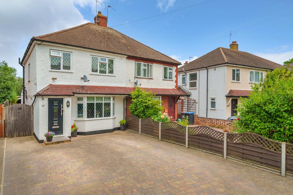 Green Lane, Addlestone, KT15 3 bed semidetached house for sale £540,000
