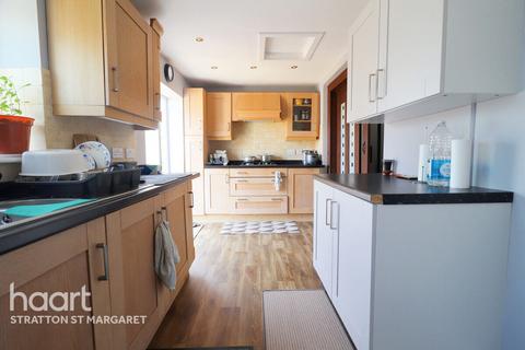 3 bedroom semi-detached house for sale - Cricklade Road, Swindon