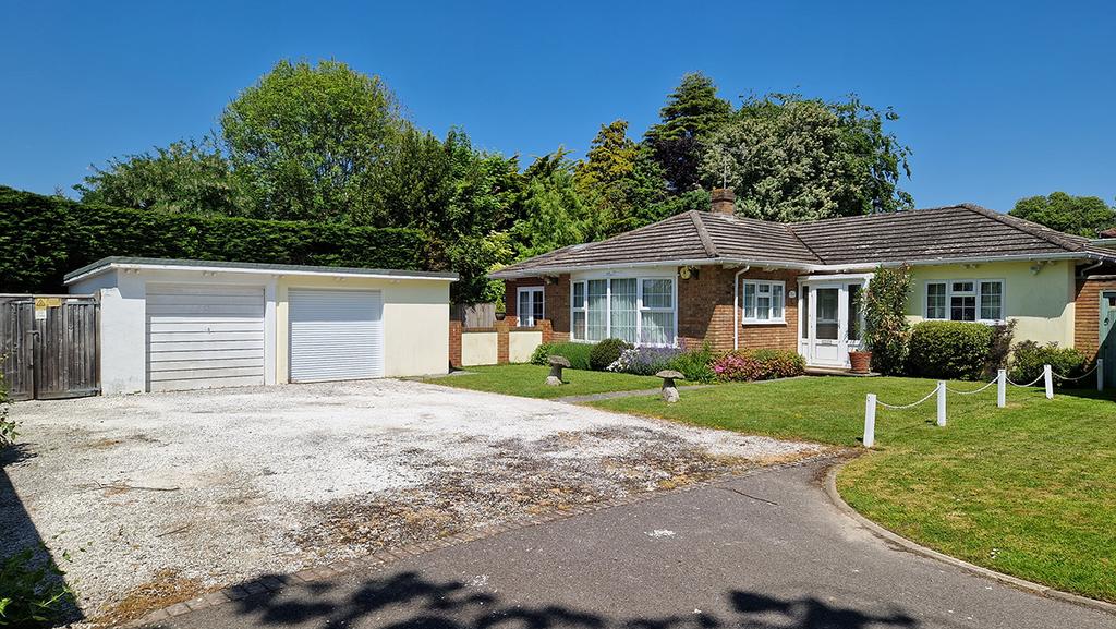 Hunters Close, Aldwick Bay Estate, Bognor Regis, West Sussex PO21 4 bed detached bungalow for