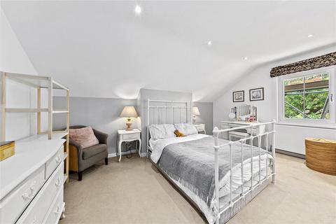 Flat 4, 21 Park Road, Richmond, TW10 6NS