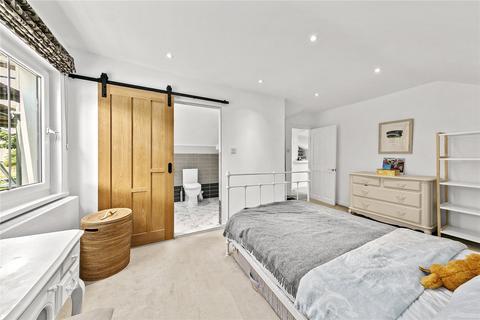 Flat 4, 21 Park Road, Richmond, TW10 6NS