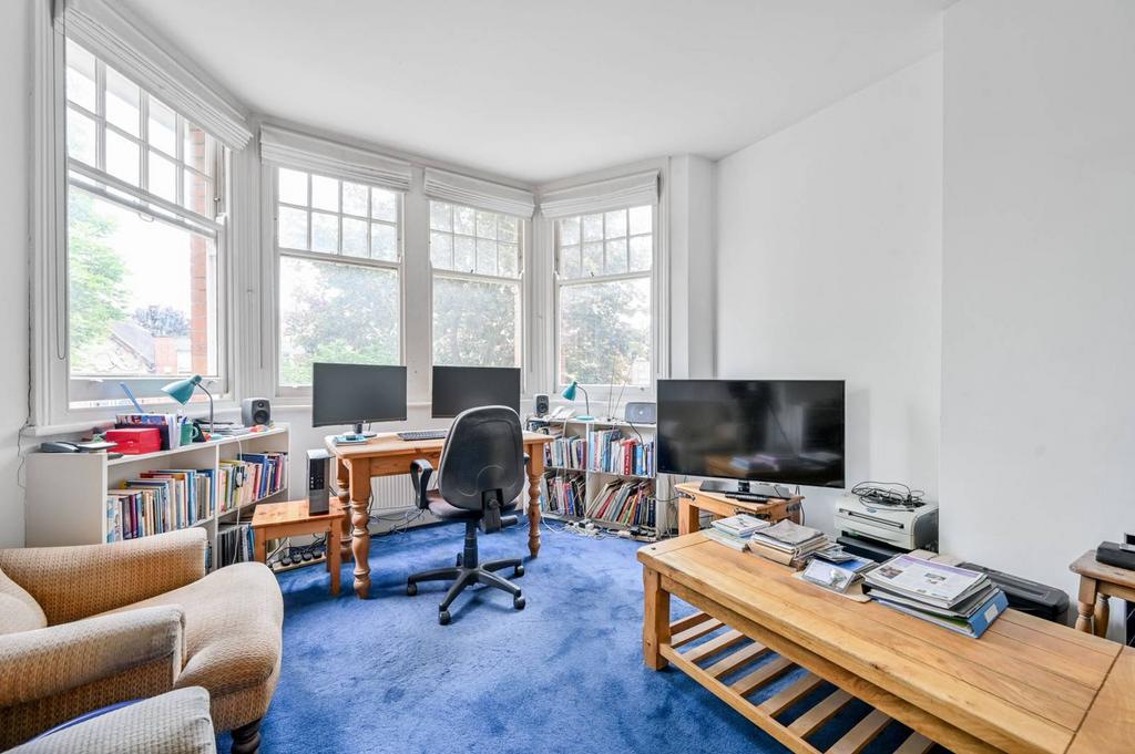 Riggindale Road, Streatham, London, SW16 2 bed flat for sale £450,000