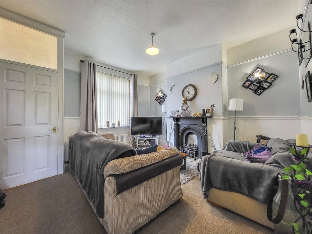 Hyde Road, Woodley, Stockport, Greater Manchester, SK6 2 bed end of