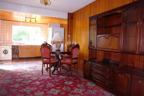 12 Fairfields, Oldham, OL8 3AS