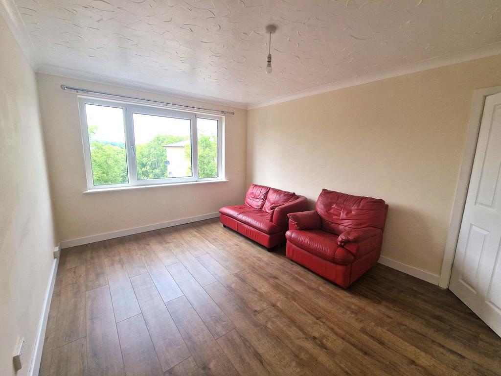 Lynmouth Crescent, Rumney, Cardiff. CF3 2 bed flat £850 pcm (£196 pw)