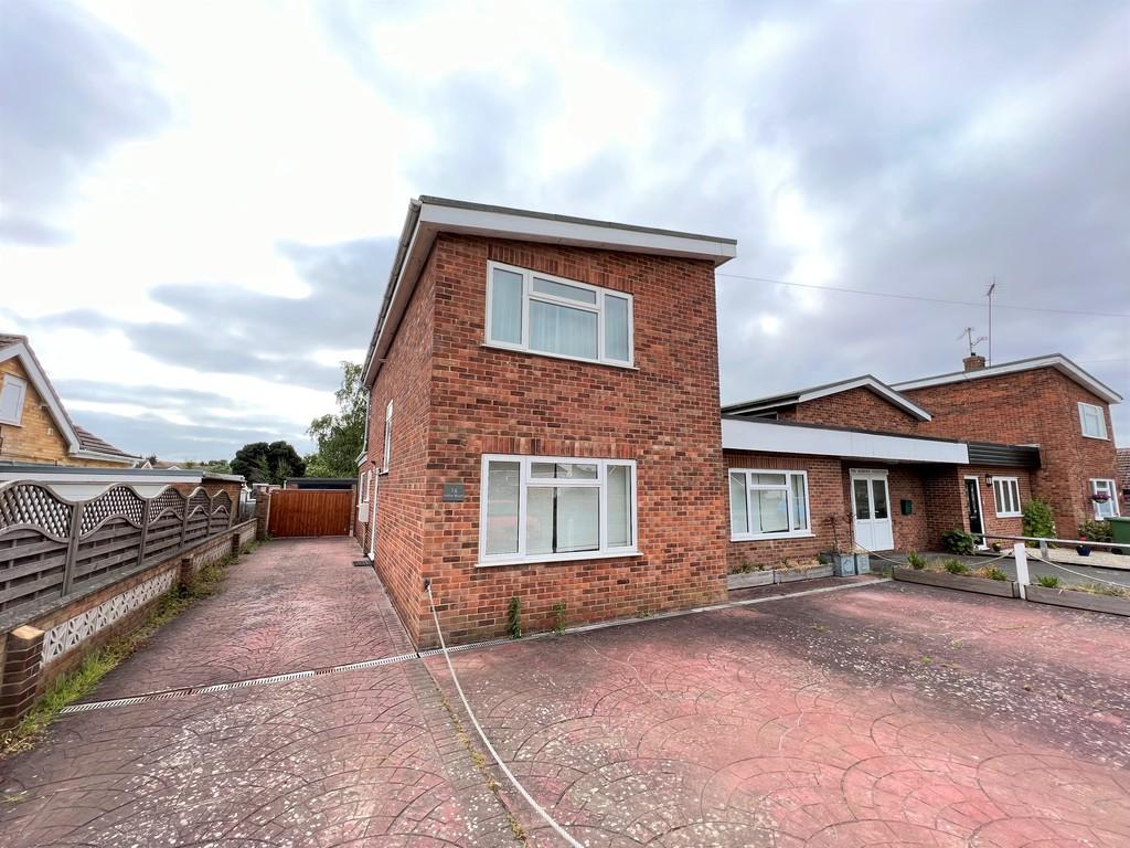 HEACHAM VILLAGE CENTRE Spacious 4 Bed House with Dble Garage 4 bed