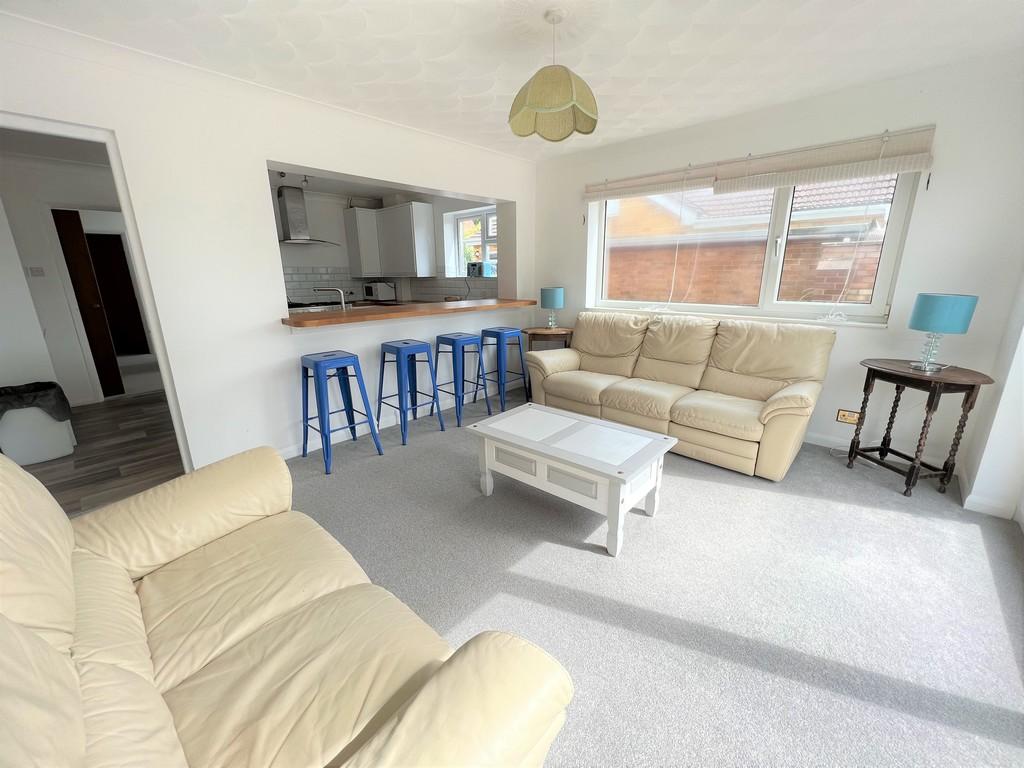 HEACHAM VILLAGE CENTRE Spacious 4 Bed House with Dble Garage 4 bed