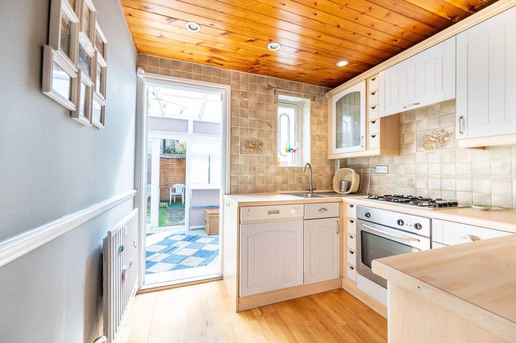 Barking, Barking, IG11 2 bed semidetached house for sale £400,000