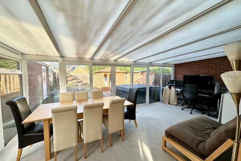 3 bedroom bungalow for sale, King William Close, Barton Le Clay, Bedfordshire, MK45 4QE