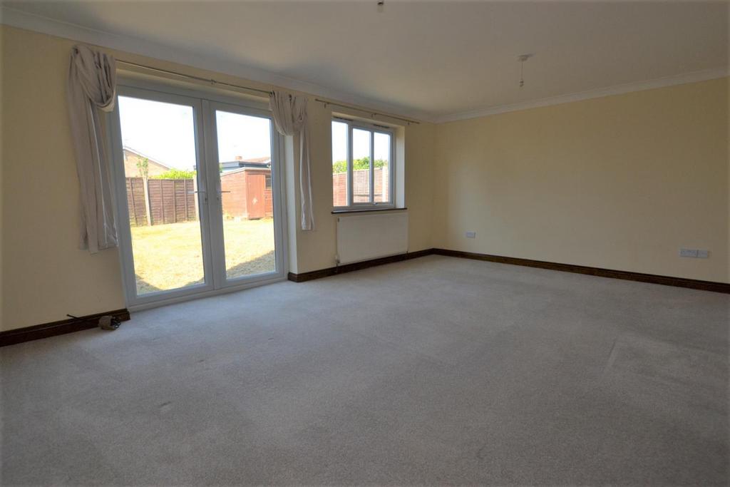 Westwood Avenue, Lowestoft 4 bed detached house £995 pcm (£230 pw)