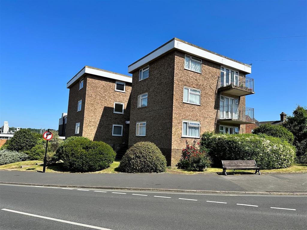 Mill Hill Road, Cowes 2 bed flat for sale £160,000