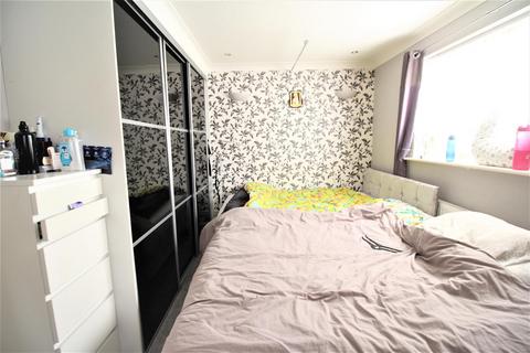 37 Knightsbridge Walk, Bradford, BD4 6ES