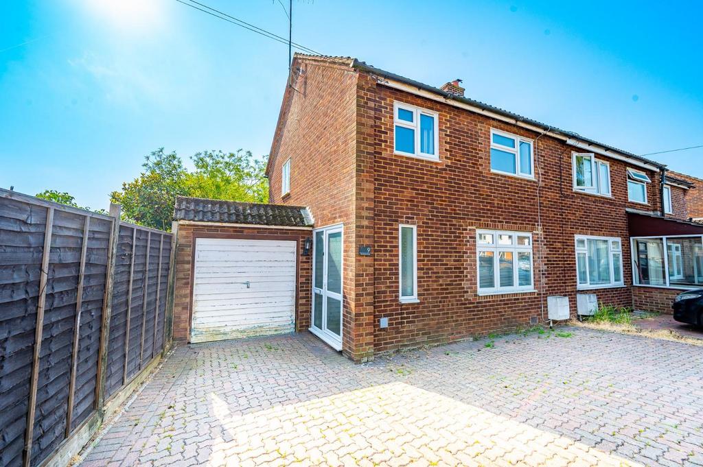 Hawthorn Close, Takeley, Stortford 3 bed semidetached house for sale £325,000