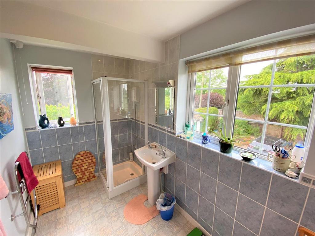 Ensuite.JPG