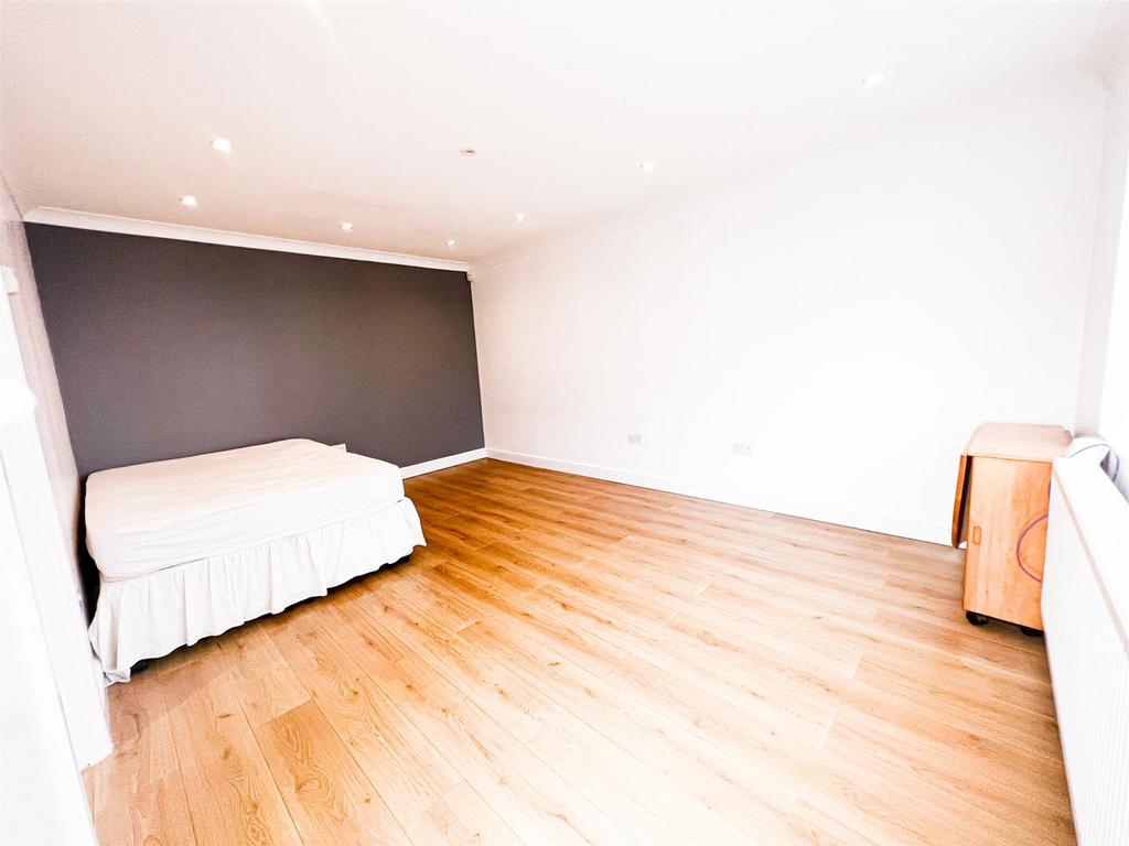 Bute Road, Ilford Studio to rent £1,250 pcm (£288 pw)