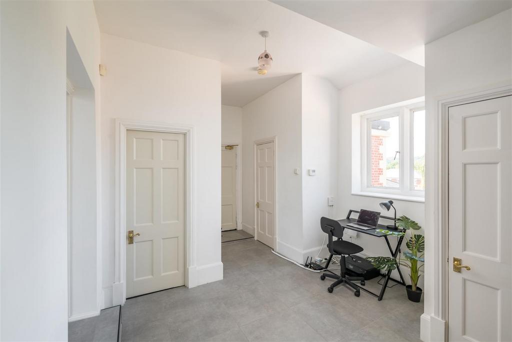 56 Victoria Court internals-2.jpg