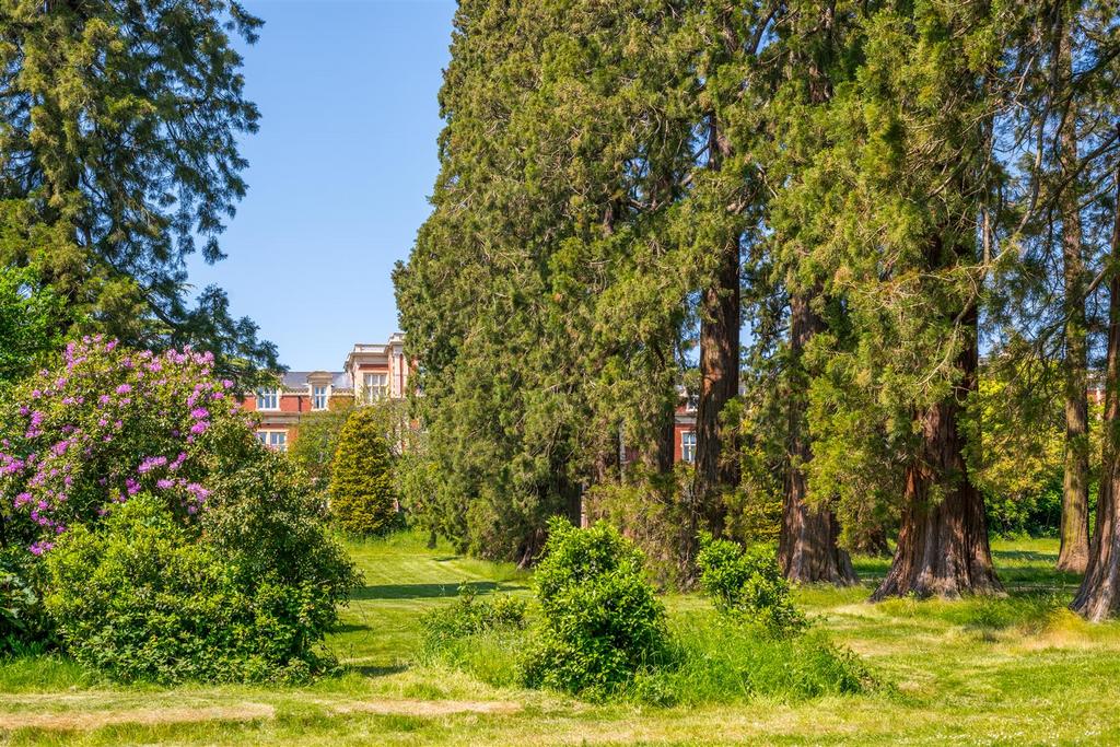 Royal Earlswood Park externals-4.jpg