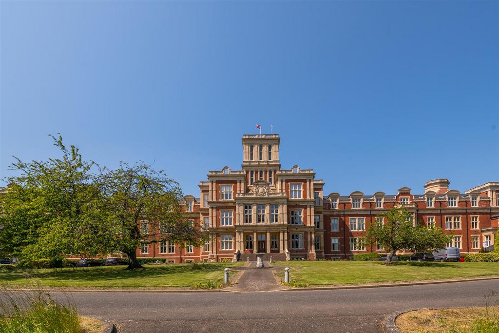 Royal Earlswood Park externals-19.jpg