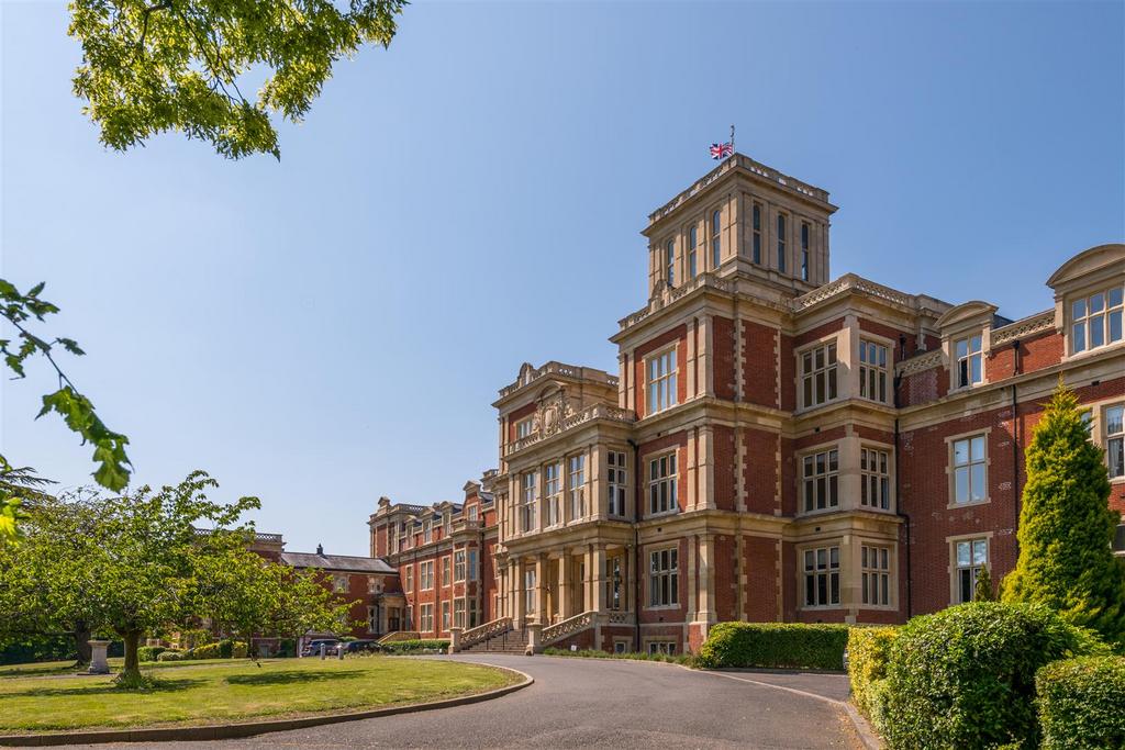 Royal Earlswood Park externals-22.jpg