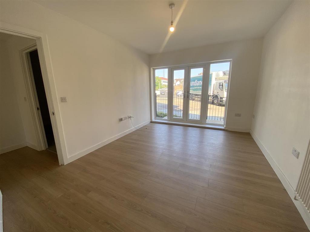 The Gatehouse, Eastwood Road, Rayleigh 2 bed apartment £1,295 pcm (£