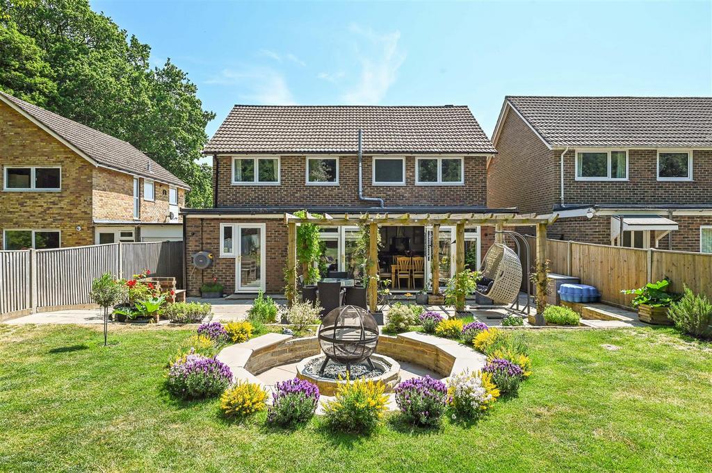 Bristol Gardens, Chichester 5 bed detached house for sale £900,000