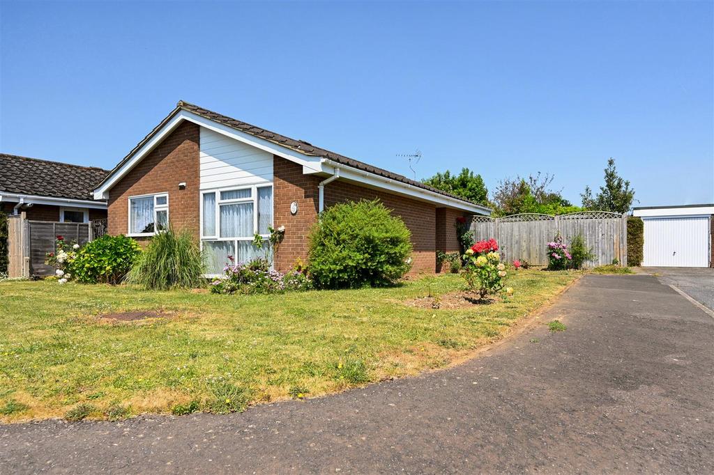 Cherry Tree Drive, Eastergate 2 bed detached bungalow for sale £375,000