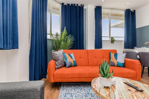 3 bedroom apartment to rent, Kings Road, Brighton BN1