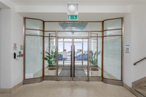3 bedroom apartment to rent, Kings Road, Brighton BN1