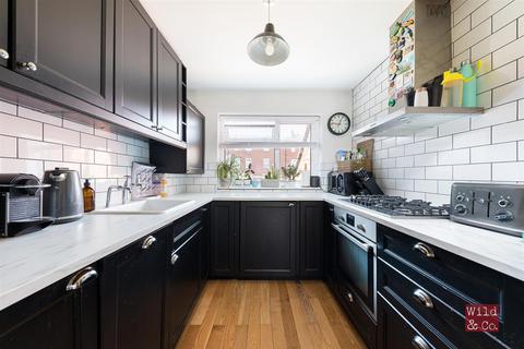 17 Harleston Close, London, E5 9NH