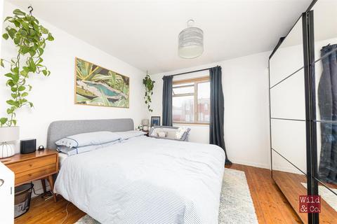 17 Harleston Close, London, E5 9NH
