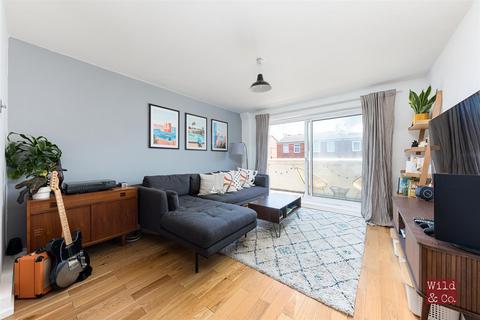 17 Harleston Close, London, E5 9NH