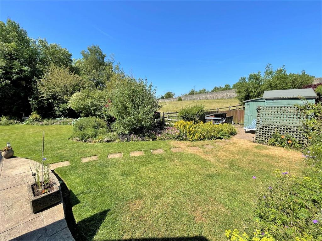 Warwick Drive, Clitheroe, Ribble Valley 4 bed semidetached house £400,000