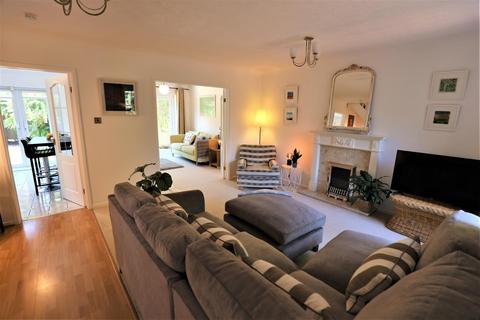 3 bedroom detached house for sale - Middlegate Court, Cowbridge, Vale Of Glamorgan, CF71 7EF