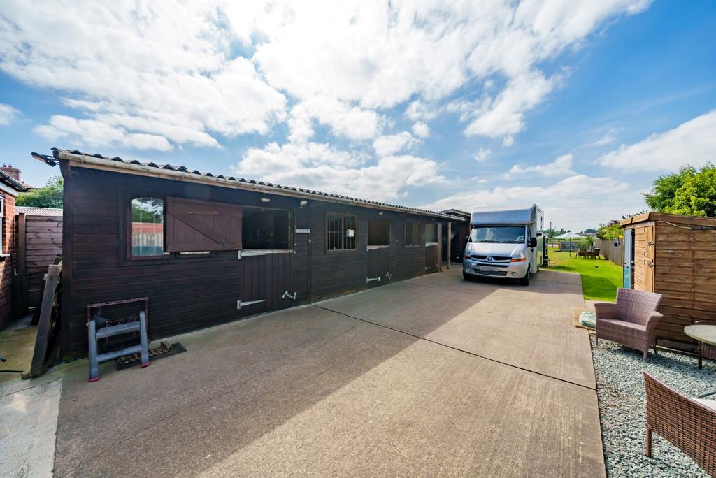 Owston Ferry SOUTH YORKSHIRE 3 bed equestrian property for sale £525,000