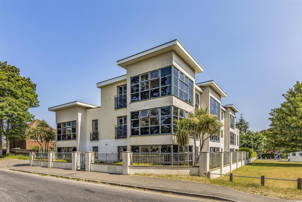 Kings Park Drive, Bournemouth 2 bed apartment for sale £210,000