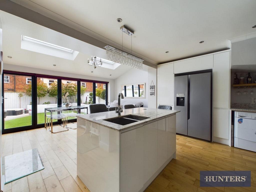 Hadrians Walk, Scarborough, YO12 4LG 4 bed end of terrace house for