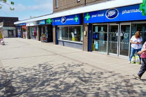 Convenience store to rent, M Chadderton, Oldham OL9