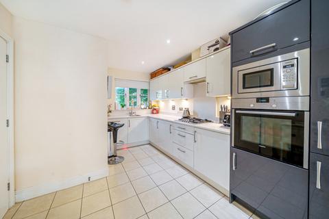 3 bedroom end of terrace house to rent, Marsh Close, Addlestone, Surrey, KT15