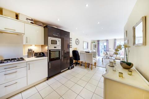 3 bedroom end of terrace house to rent, Marsh Close, Addlestone, KT15