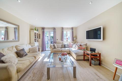 3 bedroom end of terrace house to rent, Marsh Close, Addlestone, KT15