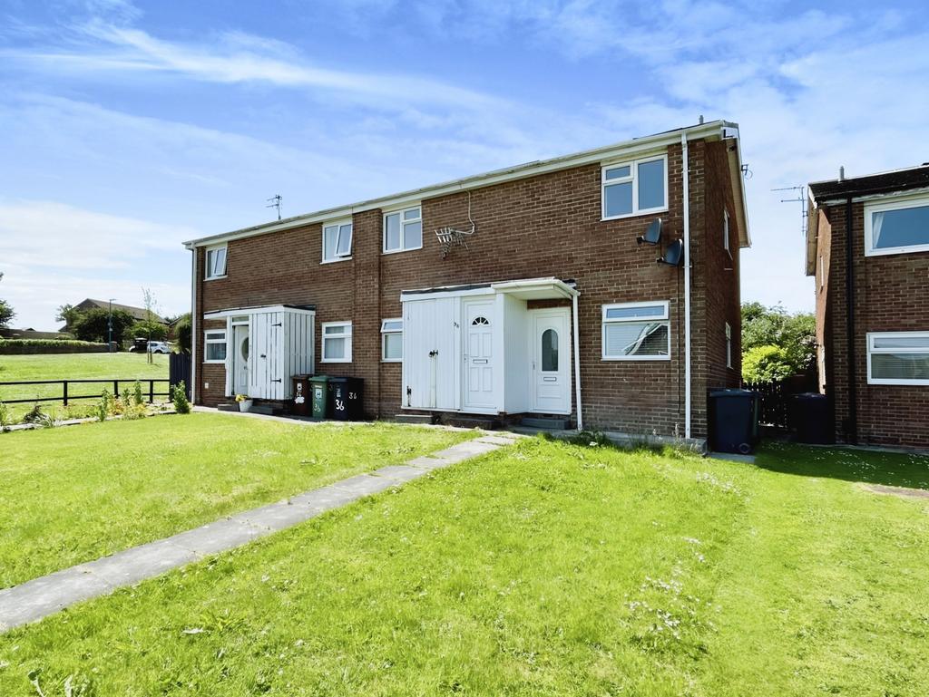 Wentworth Grove, Hartlepool, Durham, TS27 3PP 2 bed ground floor flat